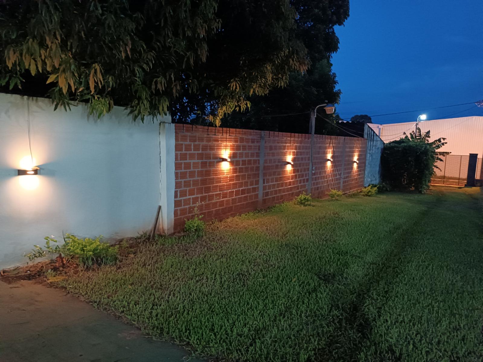 Vista nocturna del patio frontal 