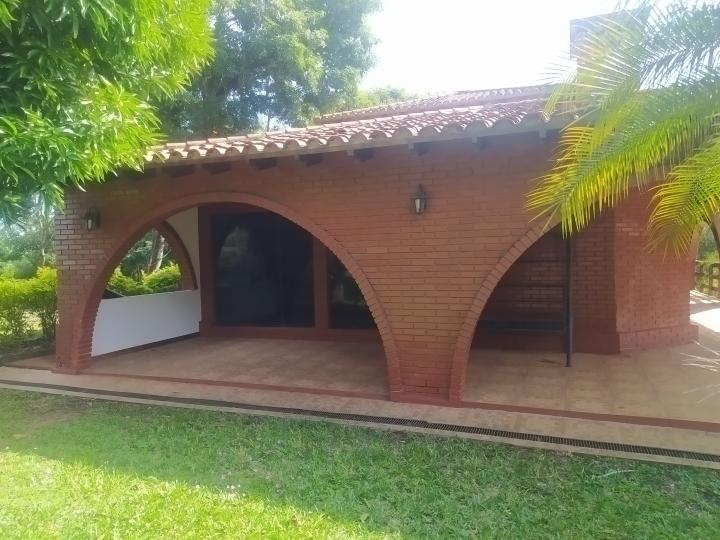 AMPLIA RESIDENCIA EN BARRIO PRIVADO.!!