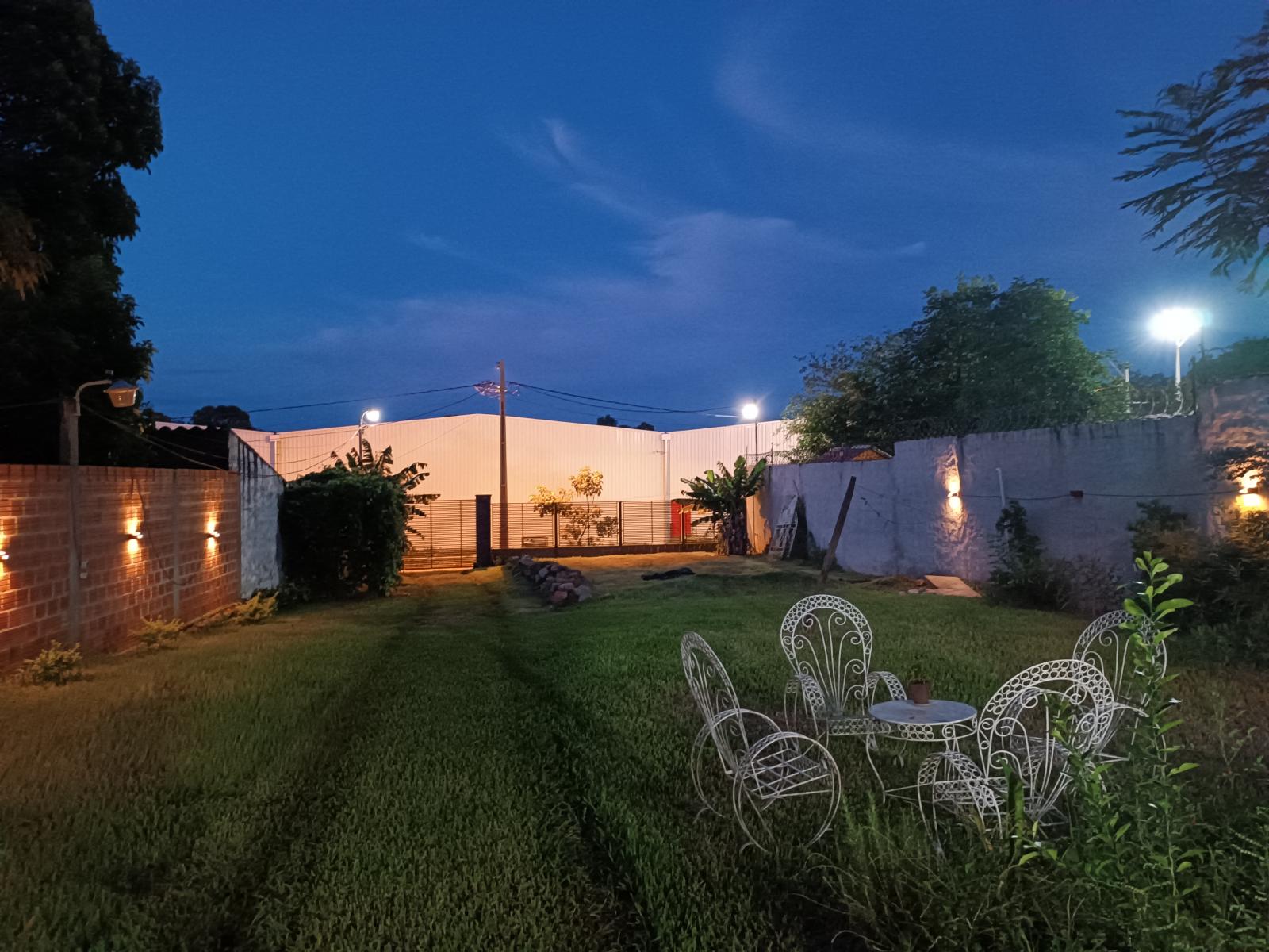 Vista nocturna del patio frontal 